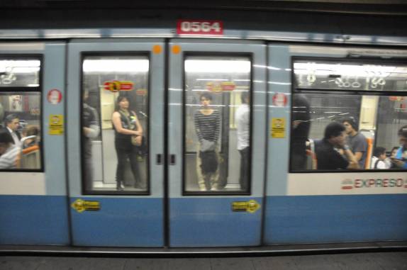 Andando de metrô em Santiago, no Chile